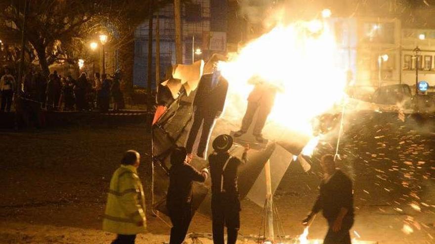 El Paxaro do Mal Agoiro arde en la playa de Banda do Río. // G.N.