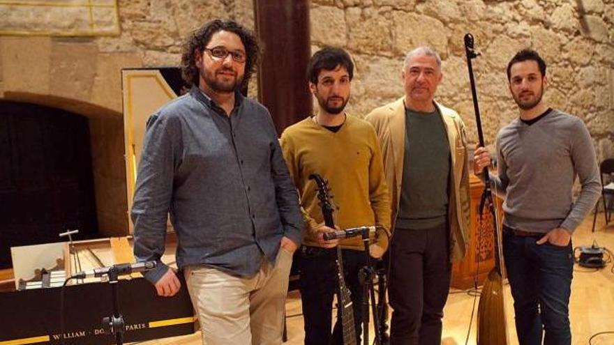 Aarón, Pablo y Daniel Zapico, con su editor, Stefan Winter, en la sala de cámara del Auditorio.