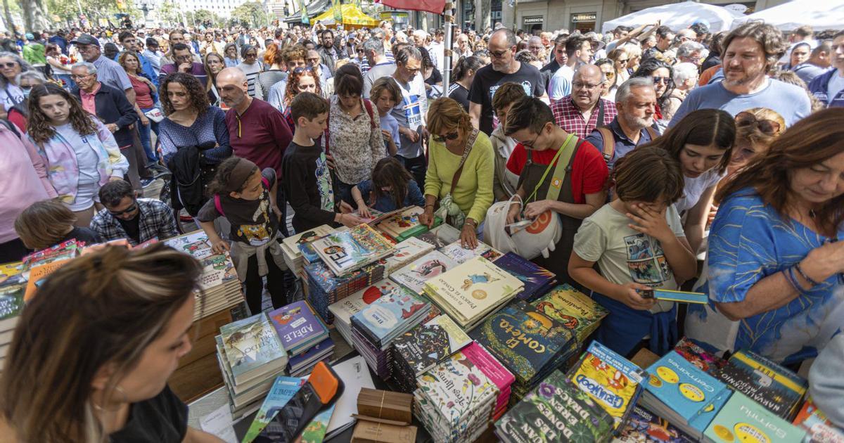 Sant Jordi bat rècord de parades i es prepara per a un altre dia històric