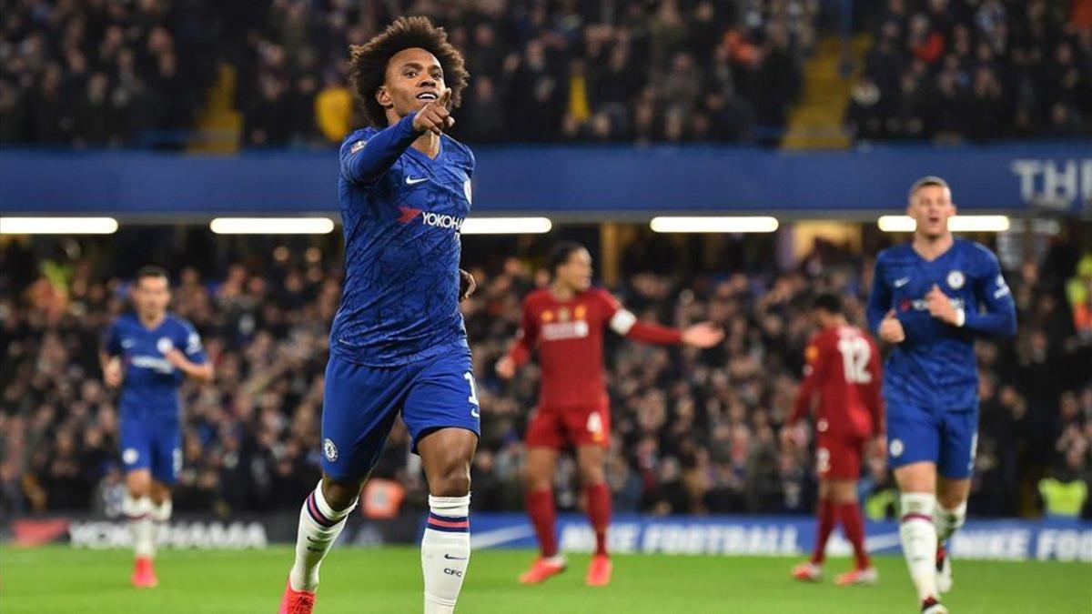 Willian celebta el 1-0 tras el error de Adrián