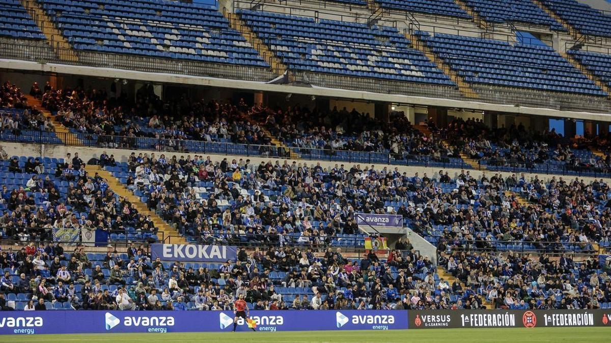 La seguridad desvía a los asistentes por riesgo de desprendimientos en el Estadio Rico Pérez
