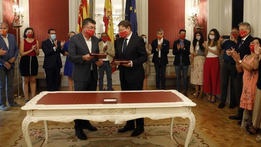 Enric Morera y Ximo Puig, tras la firma del acuerdo de reconstrucción en las Corts.