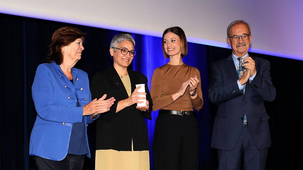 María Mayán (2ª por la iz.) recoge el premio de manos de María Vallet, Pilar Domingo y Juan Lema.