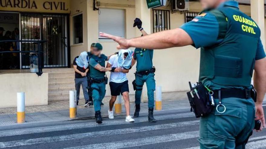 Dos de los detenidos a su salida del Cuartel de Altea, el jueves, antes de declarar ante el juez.