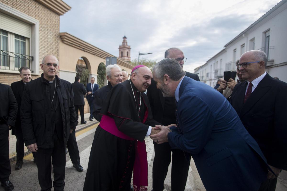 El arzobispo, al ser saludado por el alcalde, Carlos Gil.