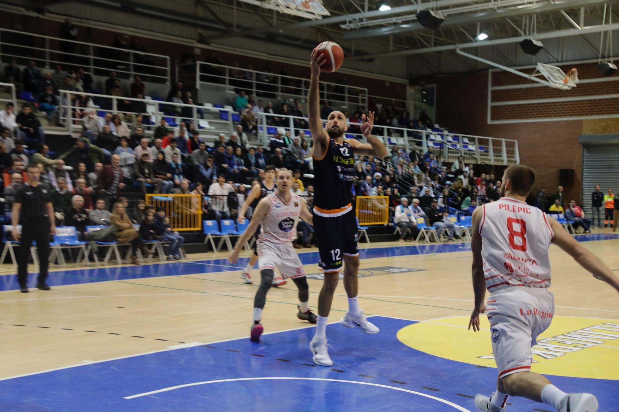 El Alimerka Oviedo Baloncesto se impone al Ourense (75-58) y sigue en racha