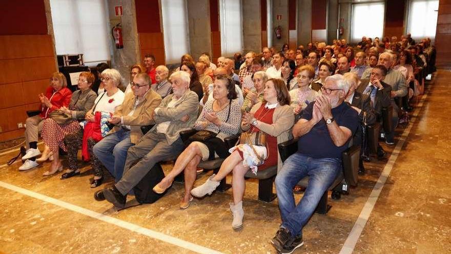 Público que llenó ayer el Auditorio Municipal do Areal donde se celebró el Club FARO. // Ricardo Grobas