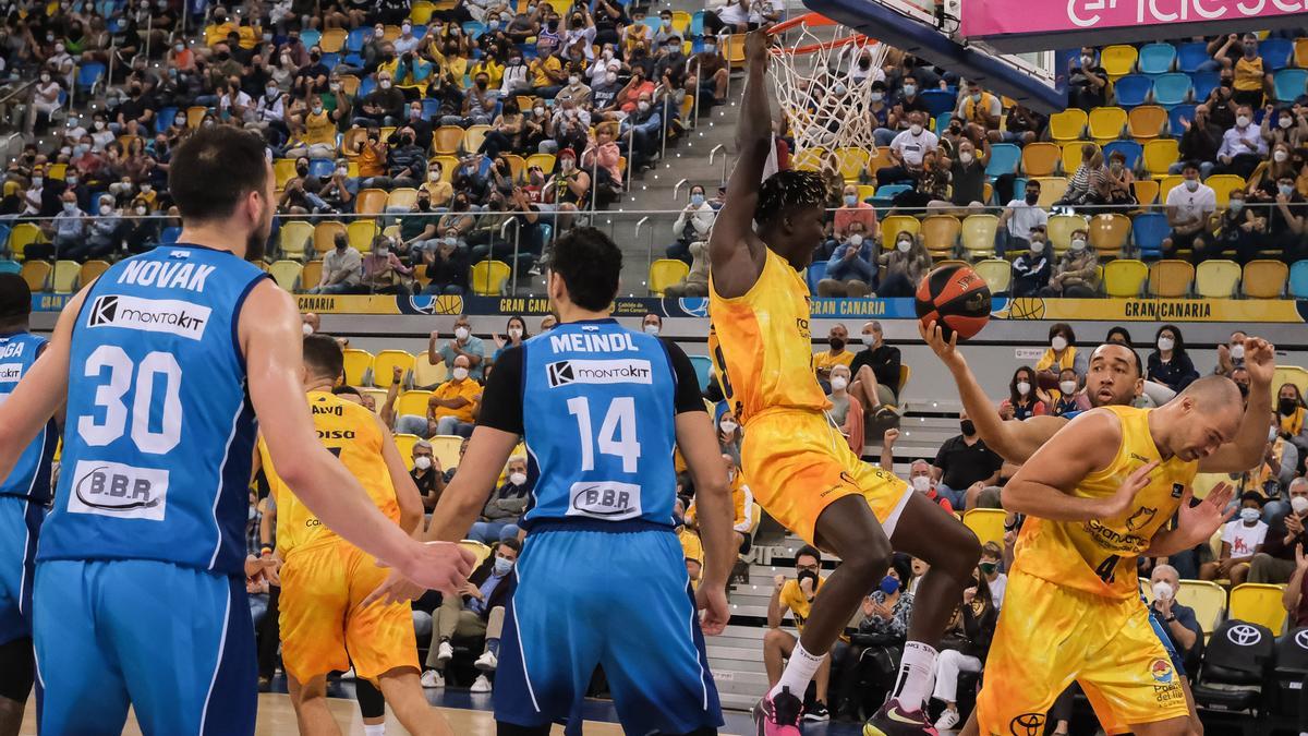 Khalifa Diop, colgado del aro tras haber realizado un mate frente al Fuenlabrada, la temporada pasada