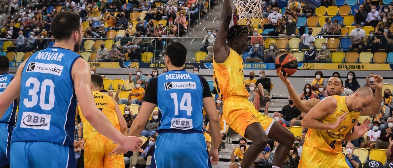 Khalifa Diop, colgado del aro tras haber realizado un mate frente al Fuenlabrada, la temporada pasada