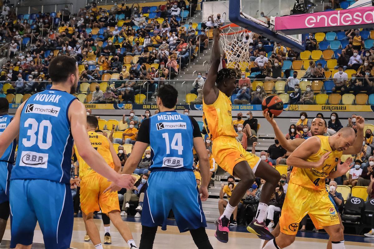 Khalifa Diop, colgado del aro tras haber realizado un mate frente al Fuenlabrada, la temporada pasada