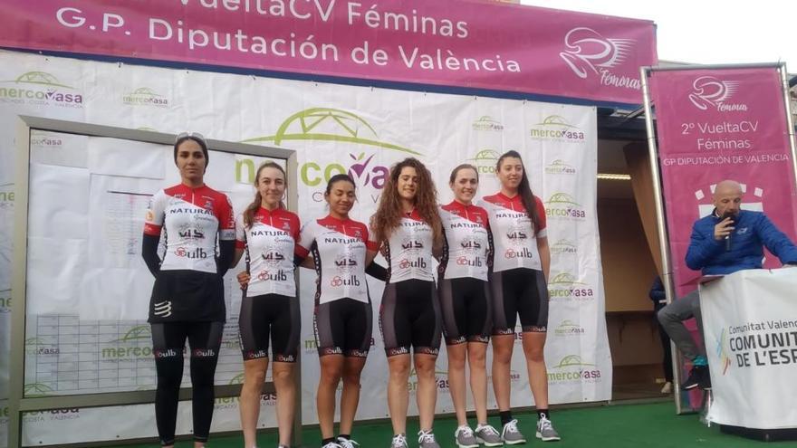 Melisa Gómiz junto al equipo alcoyano Vib Natural Greatness que hoy ha debutado en la Volta femenina