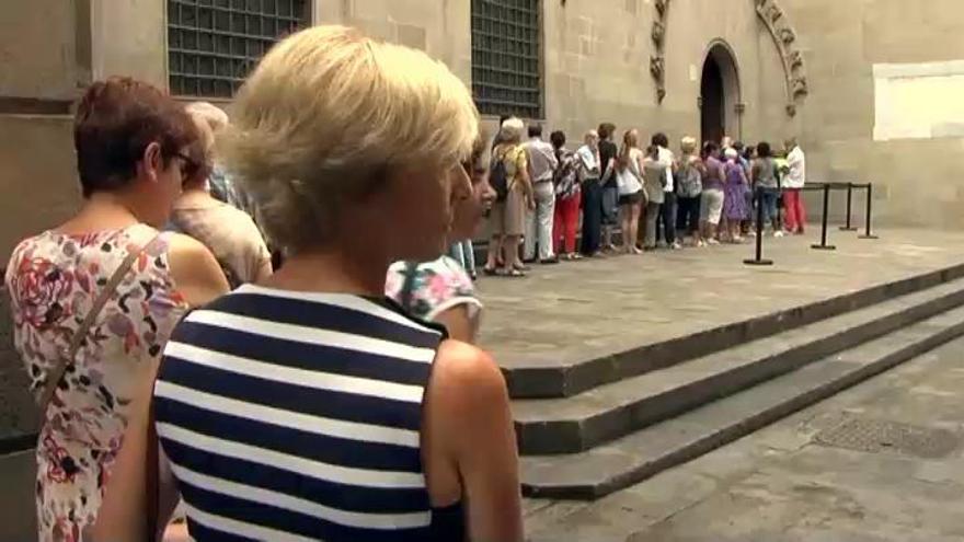 Colas en el Ayuntamiento de Barcelona para firmar el libro de condolencias