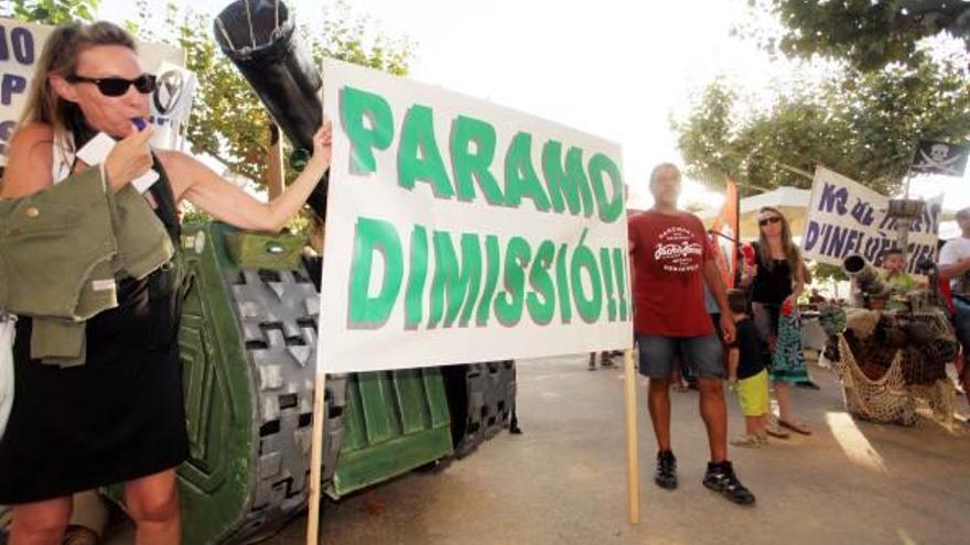 A l&#039;esquerra imatges de persones accedint a la platja amb windsurf i a la dreta la protesta a Santa Margarida.