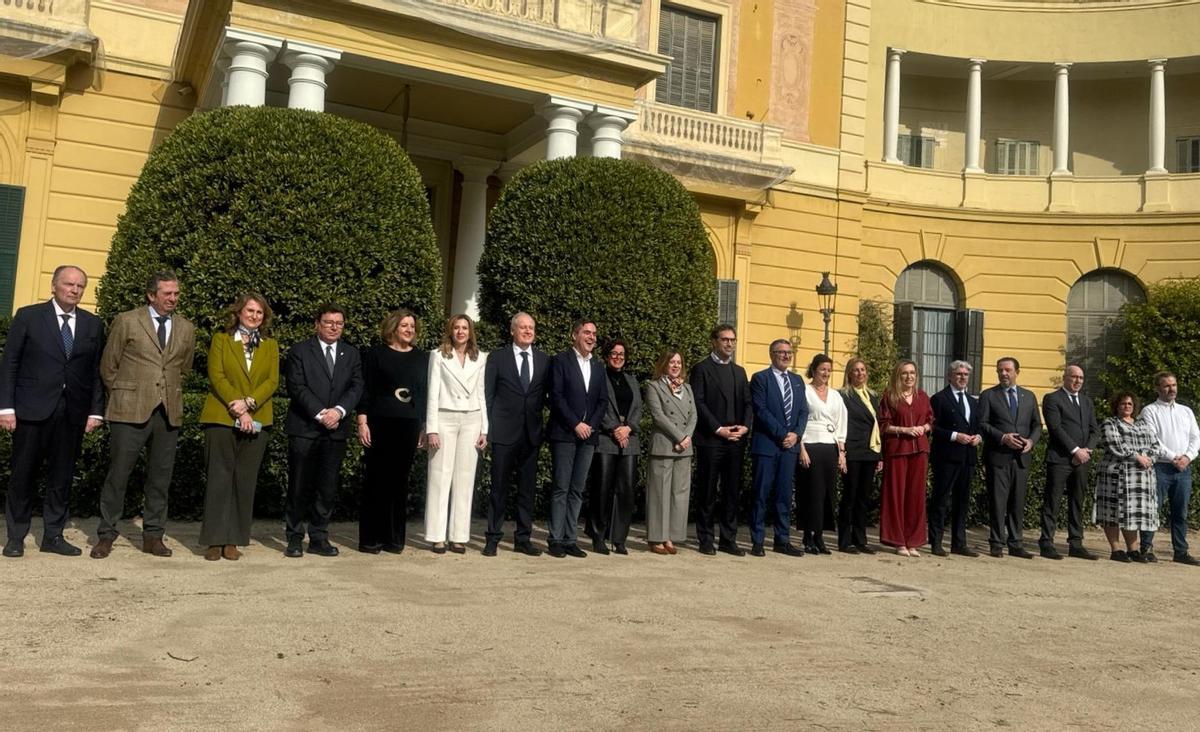 La consejera de Empresa, Marisa López Aragón (4º izquierda), durante su participación en el pleno celebrado en Barcelona, este miércoles.