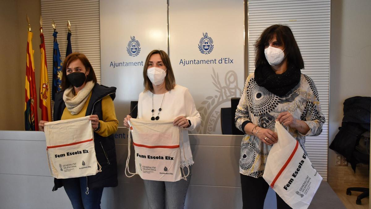 Una imagen del acto en el que se ha explicado cómo está funcionando el programa Fem Escola en el Ayuntamiento de Elche