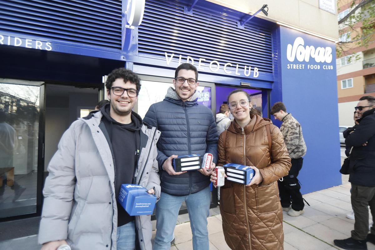 En imágenes | Abre en Voraz Steet Food en Zaragoza, un take away escondido en un videoclub