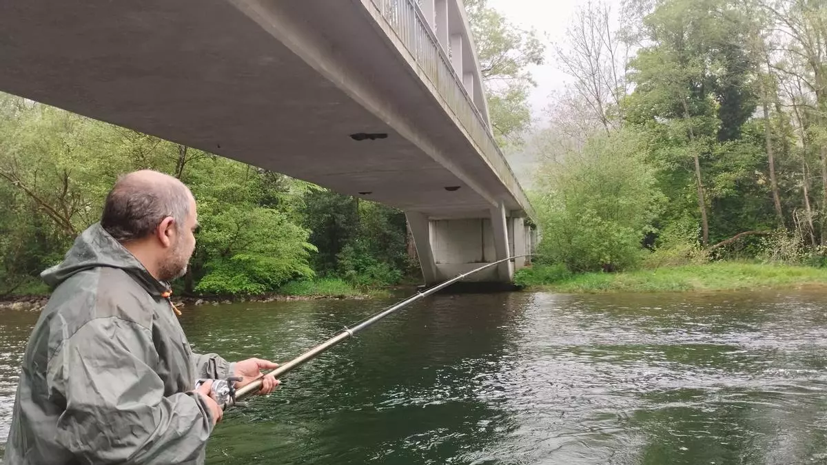 "El río baja bien, ya tenía que haber salido": el lamento de los aficionados en la jornada de apertura de la pesca del Campanu