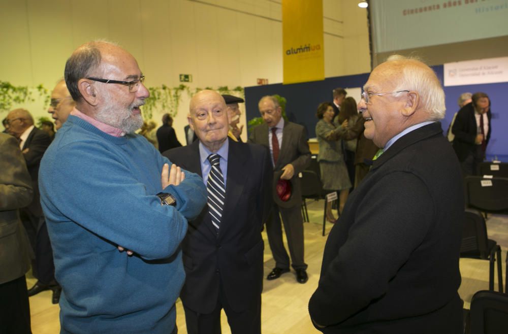 Decenas de profesores y alumnos del CEU, germen de la Universidad de Alicante, se reencuentran en un emotivo acto organizado en el campus.