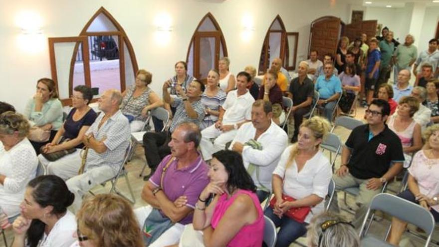 Medio centenar de vecinos de Siesta en el nuevo centro sociocultural.