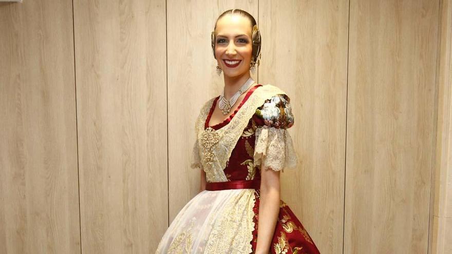 Raquel Alario luce un traje rojo Toscana. Foto: Germán Caballero