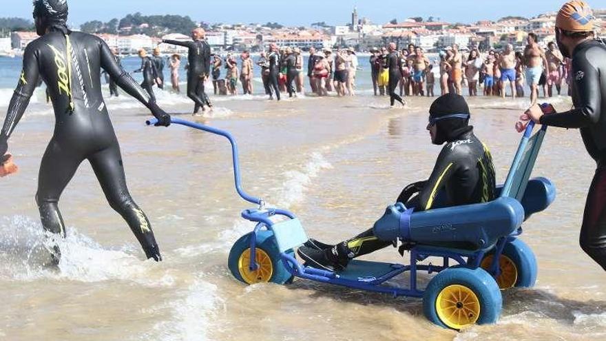 Una persona con discapacidad, en una prueba deportiva celebrada en Praia América. // FdV