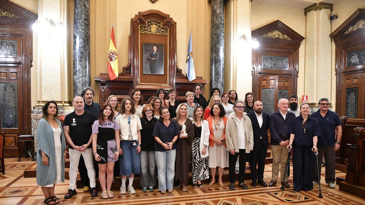 El equipo directivo del instituto Eusebio da Guarda con la alcaldesa y otros miembros del Gobierno local