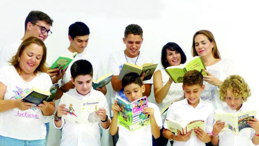 Un grupo de personas, la mayoría niños y jóvenes, en una lectura en común.