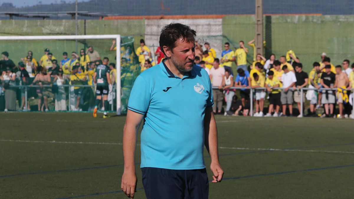 El nuevo entrenador del Alondras, Rafa Villaverde, el domingo en el campo de Laxes en su último partido con el Beluso.