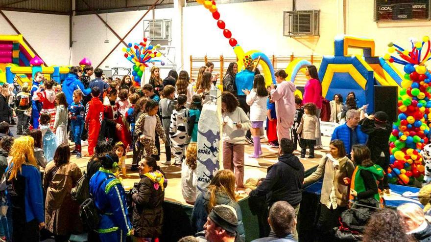 Festival de disfraces y ‘orellas’ en el pabellón de Bergondo