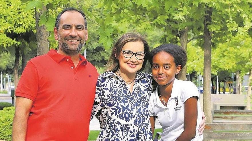 Su familia, un gran apoyo: María Carmen Villarrubia, con Antonio, su marido, y su hija María.