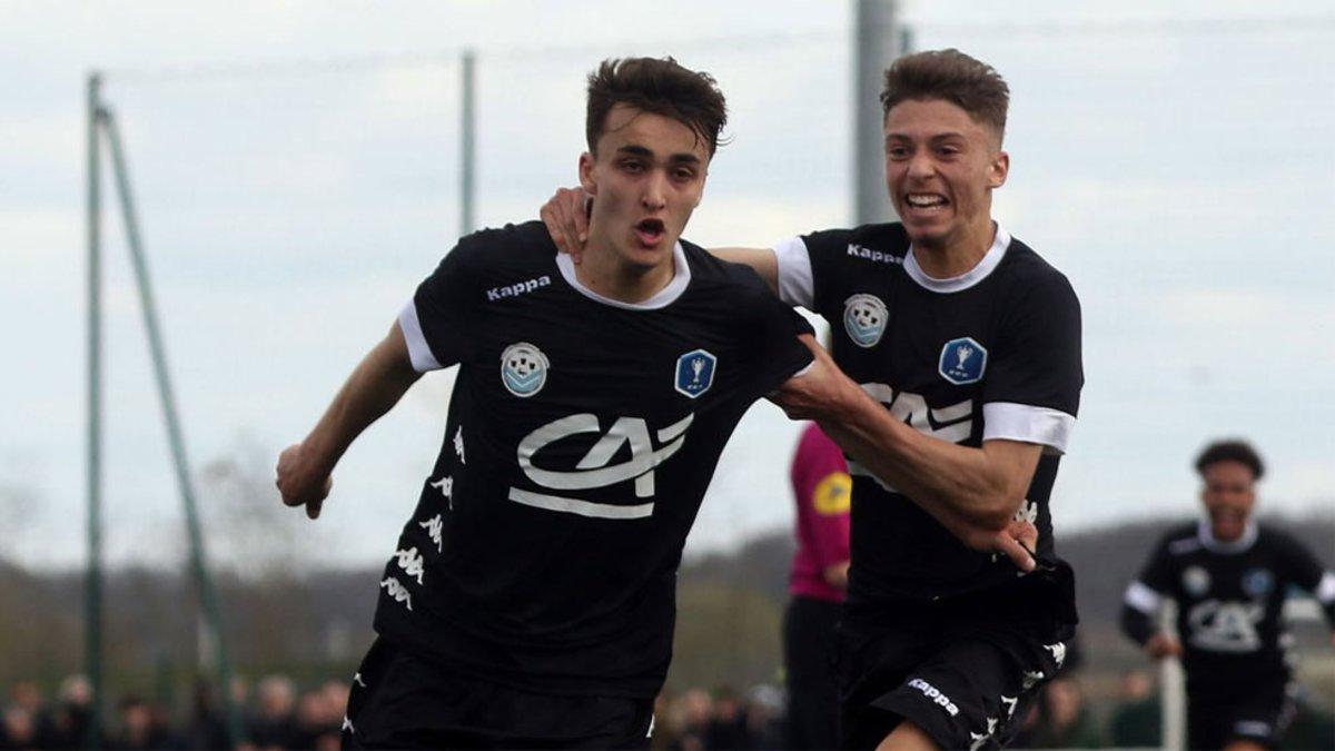 Yanis Hamoudi, con el equipo reserva del Tours FC