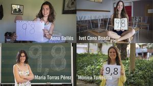Mònica Torrecilla Vall-Llossera i Anna Sallés, dues de les quatre noies que tenen la nota més alta de selectivitat a Catalunya.