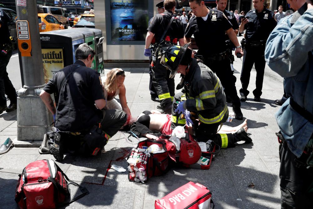 Un coche atropella a una multitud en Times Square