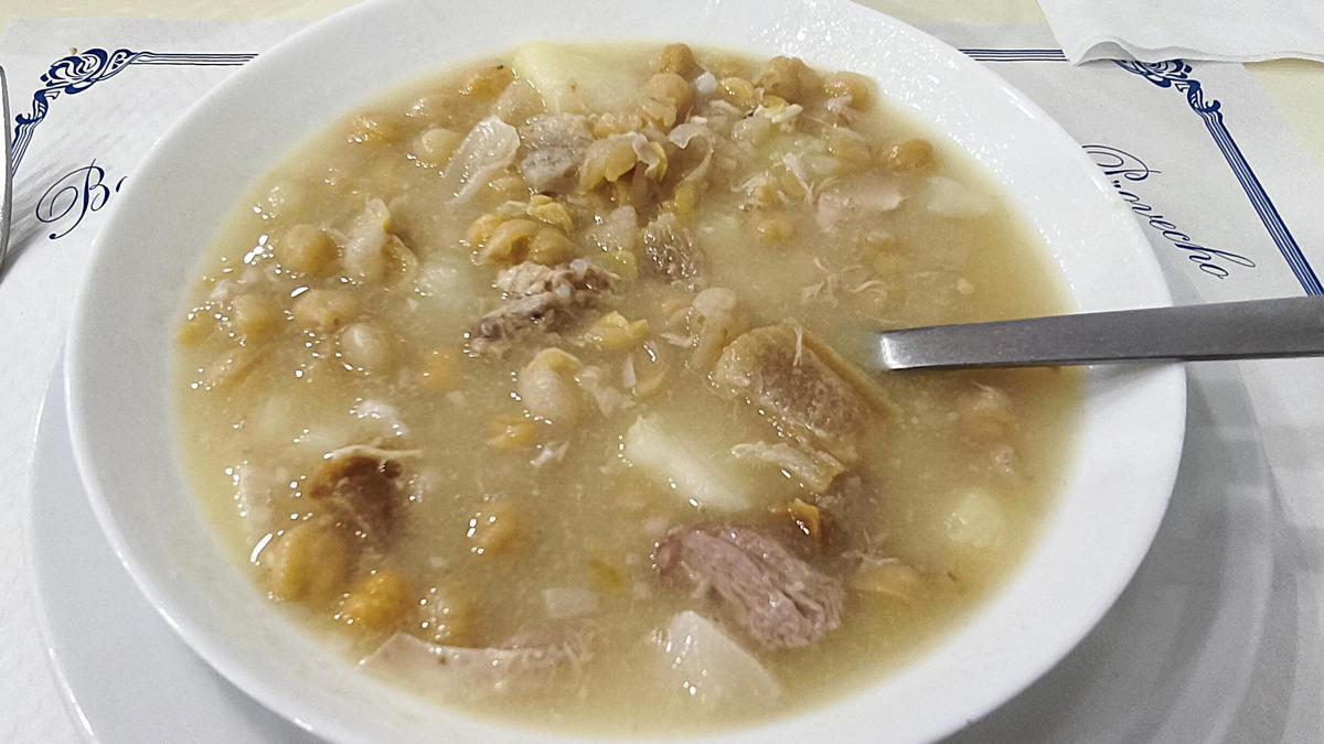 El cocido, con sopa sabrosa, del restaurante 4 Hermanos.