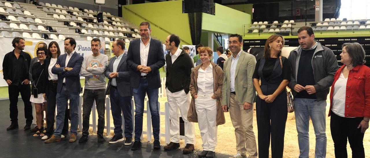 Vista de autoridades al rodaje, ayer, en el multiusos lalinense. |