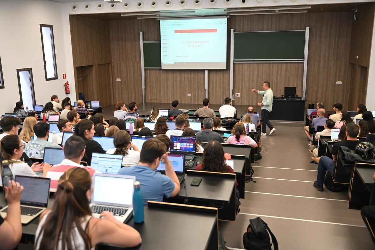 Alumnado del máster de Profesorado de Secundaria en la Universidad Miguel Hernández (UMH) de Elx.