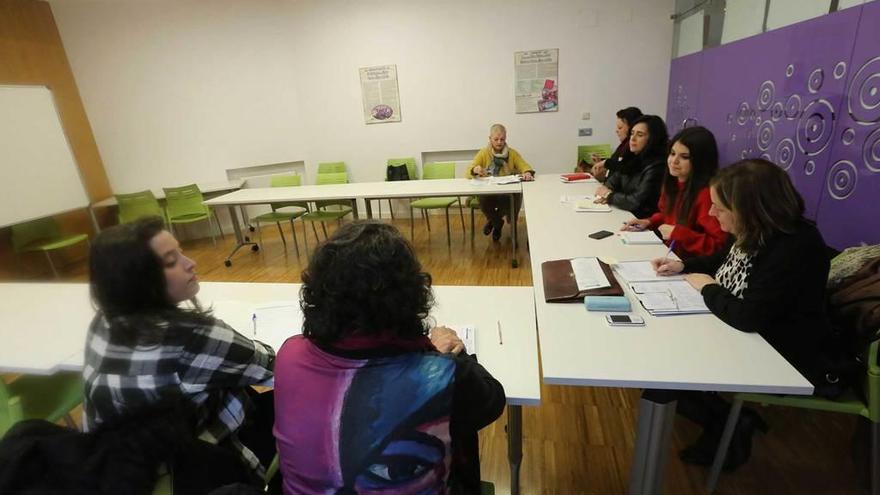 Reunión de las concejalas de Igualdad, ayer, en Castrillón.