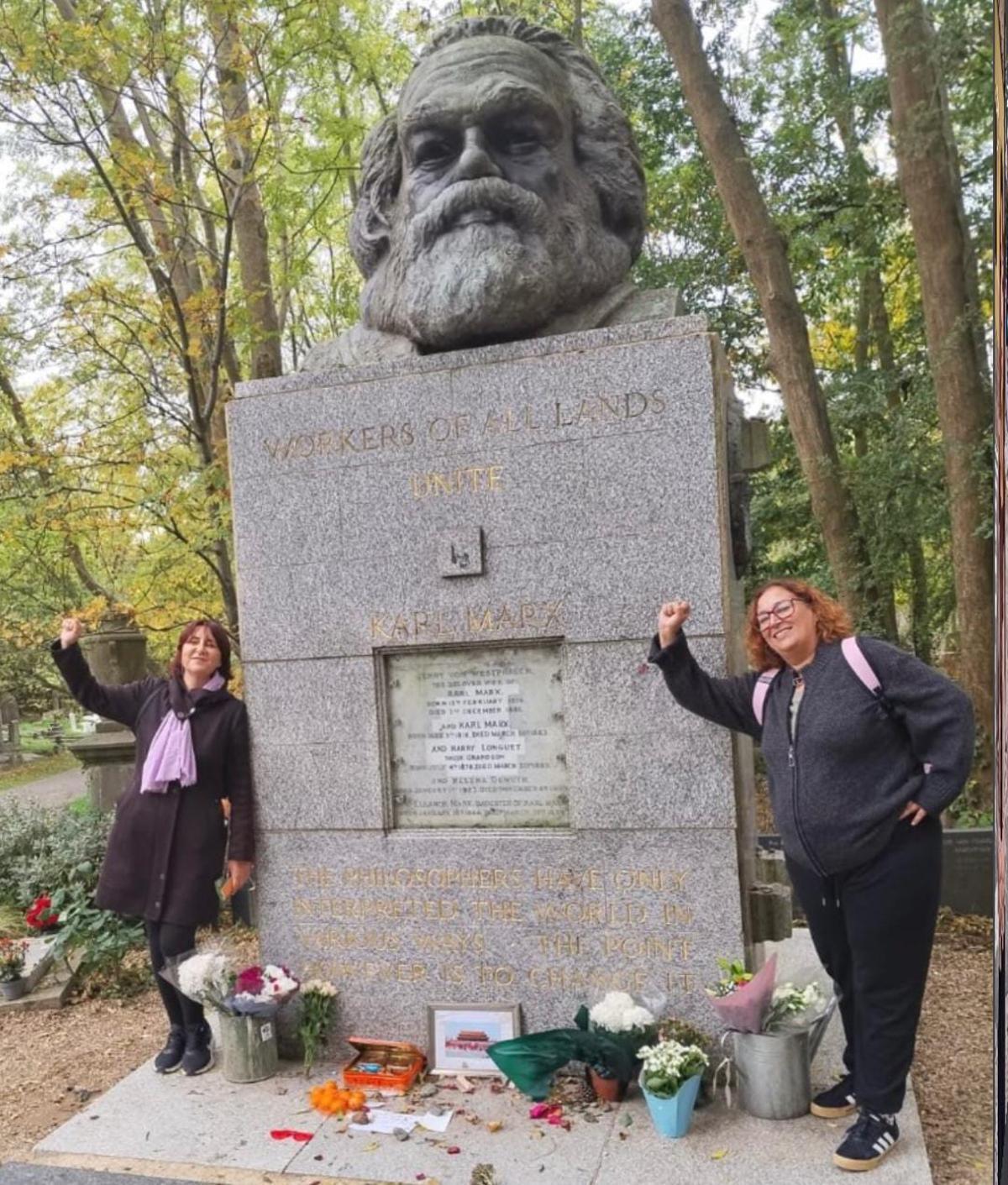Rosa Pérez Garijo posa junto a la tumba de Marx