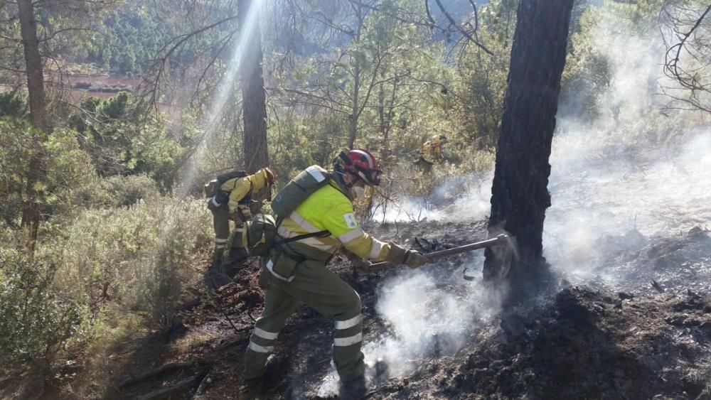 Helicóptero y bomberos de la Región colaboran en la extinción del incendio declarado en Paterna del Madera