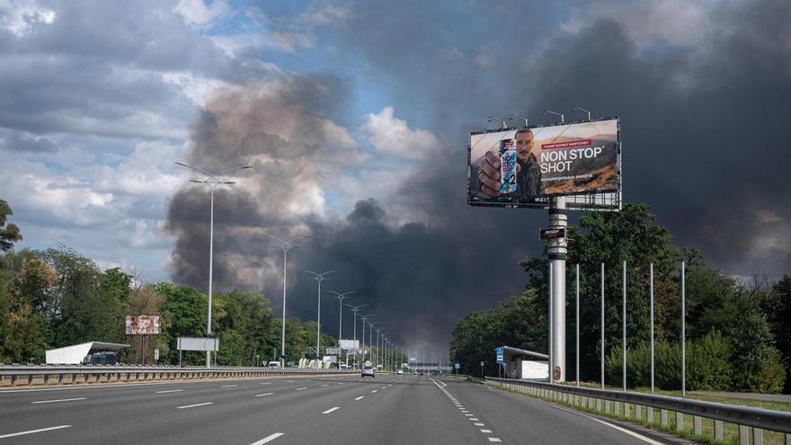 Almeno 27 morti e 42 feriti in un attacco russo contro un magazzino vicino a Kiev