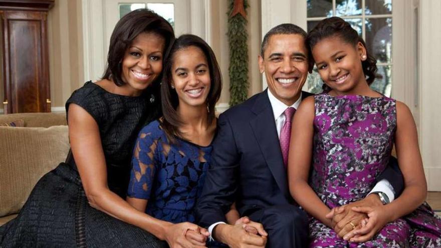 Barack y Michelle Obama junto a sus dos hijas.