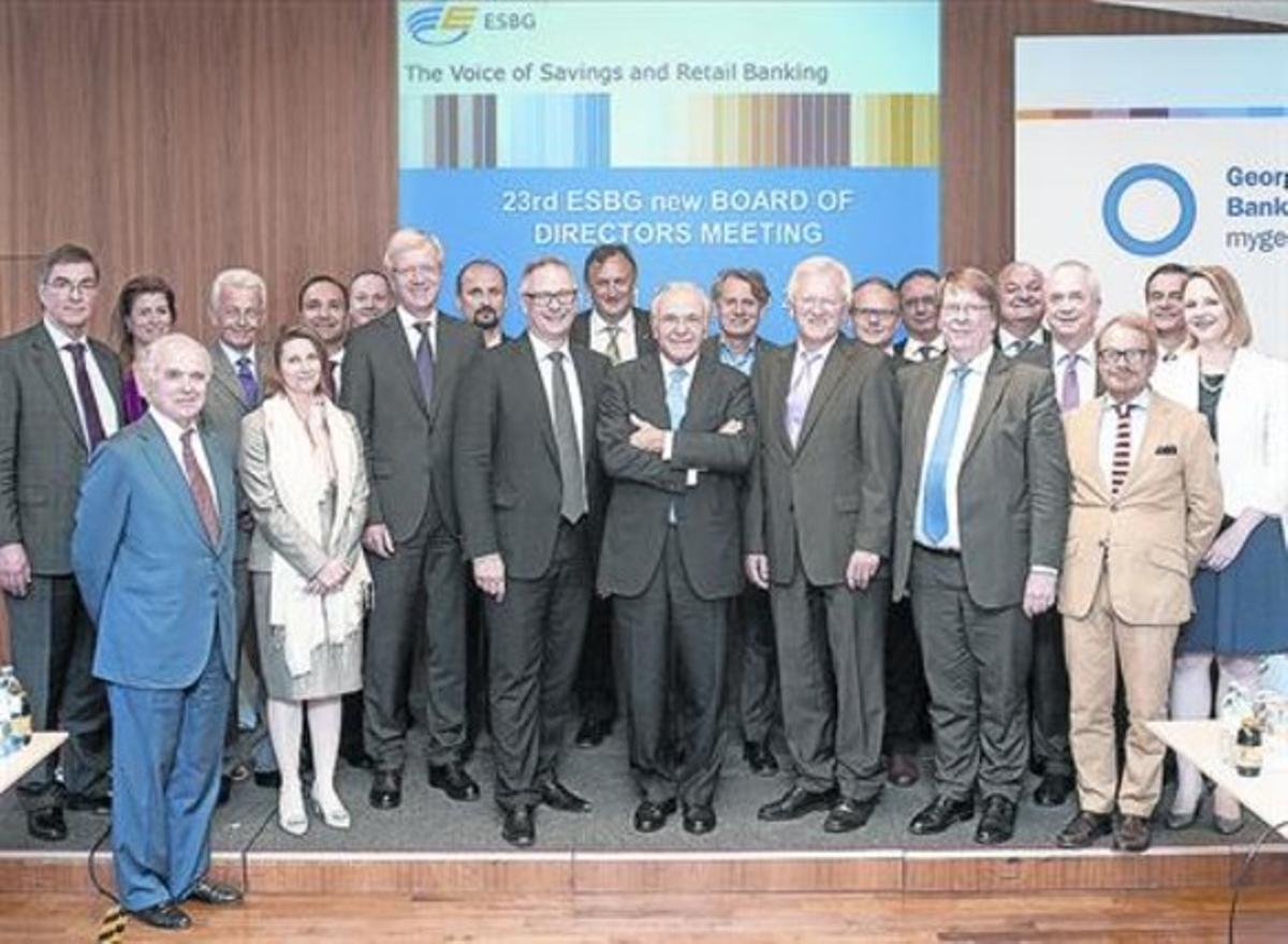 Fainé, al centre, amb els assistents a la reunió de l’agrupació europea de caixes, ahir a Viena.