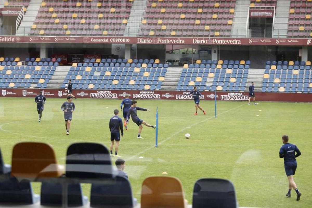 Ejercicios con balón en Pasarón, a puerta cerrada. |  // G.S.