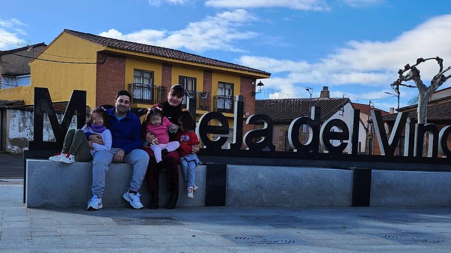 Una de las últimas familias en mudarse a Moraleja del Vino durante el pasado año 2025. | CEDIDA