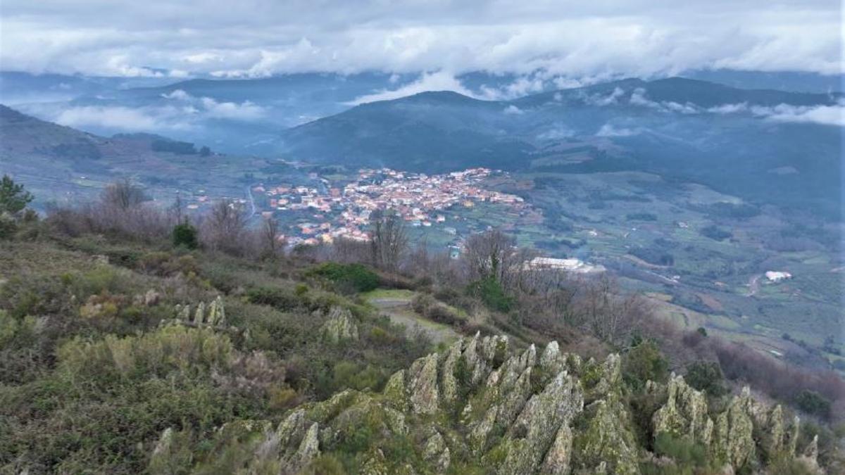 Vistas desde el lugar donde se proyecta ubicar el mirador, en el paraje del Puerto del Gamo, en Casar de Palomero.