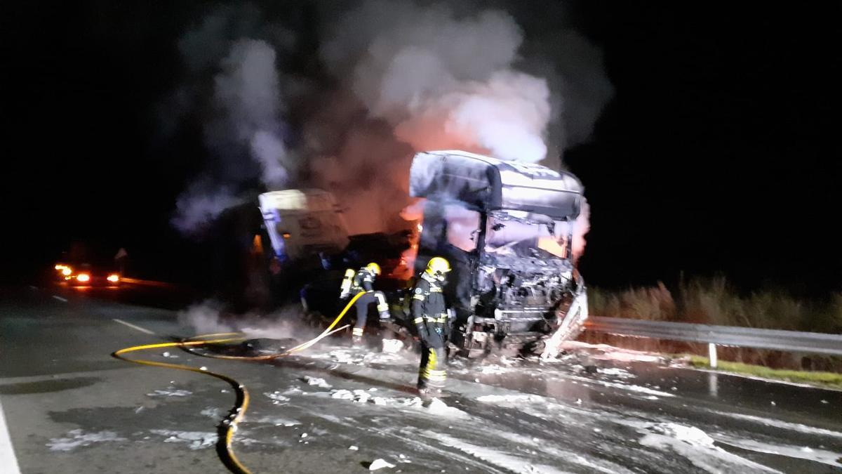 El camión quedó totalmente calcinado