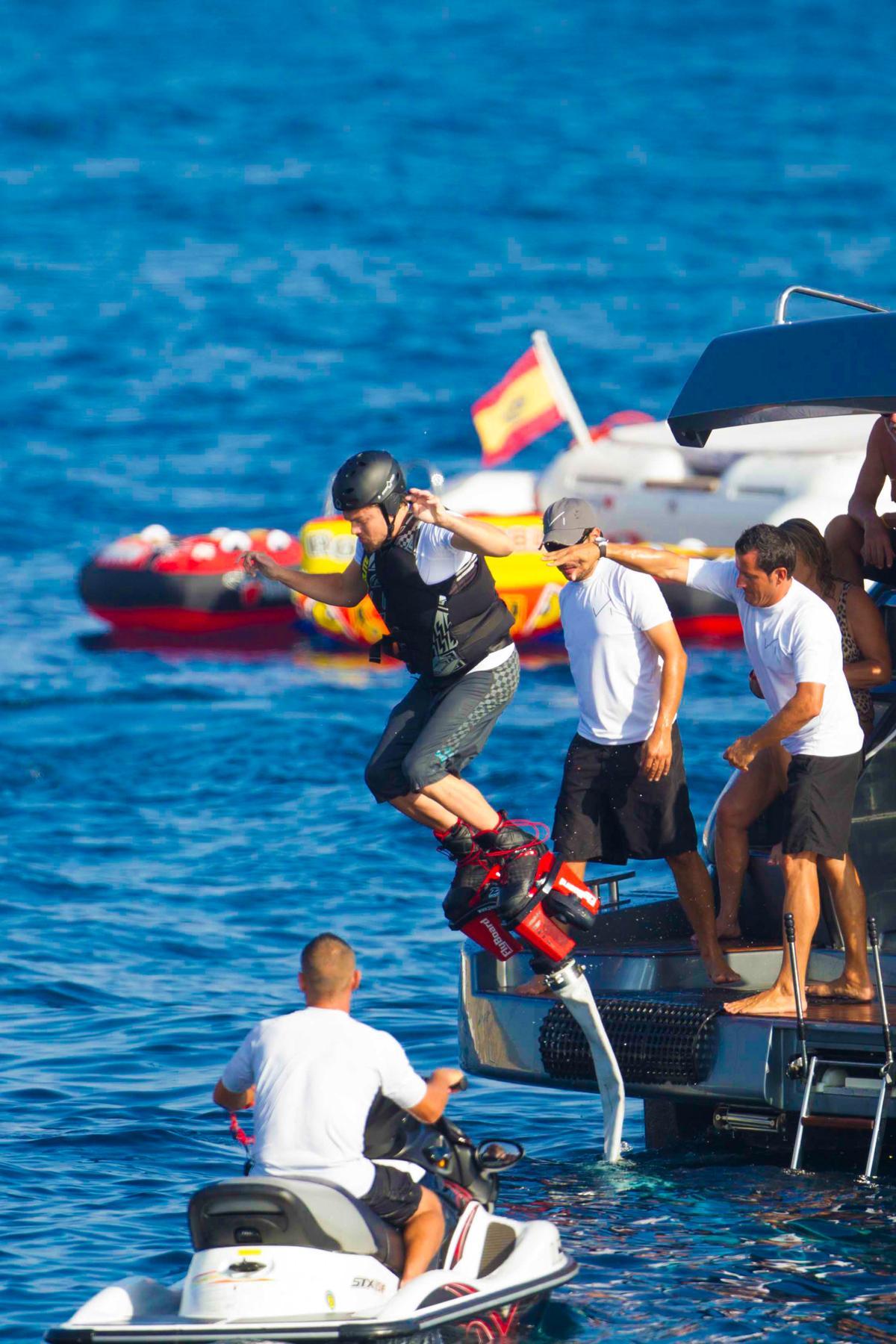 Di Caprio practica 'flyboard' en aguas pitiusas en 2013