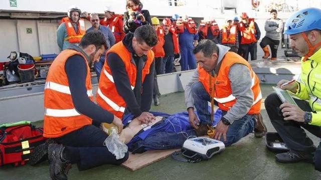 Los marineros durante el simulacro de ayer. // Ricardo Grobas
