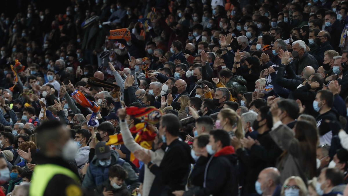 Imagen de la grada de Mestalla en un Valencia - Elche