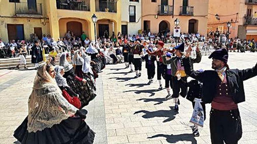 El ball de l&#039;almorratxa a la plaça de la Vila, diumenge al matí